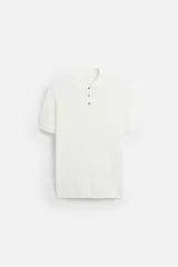Polo de hombre color blanco, de punto con mezcla de viscosa, corte regular fit, cuello solapa con cierre frontal de botonadura, manga corta y acabados en rib.
