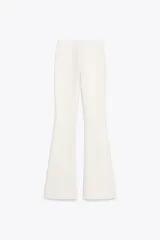 Pantalón negro de tiro alto confeccionado en tejido de punto elástico y flexible con trama compacta, mullida y opaca. Bajo acampanado.