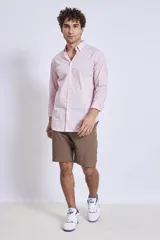 Camisa celeste de vestir, de corte clásico y manga larga.