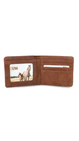 Billetera color beige de símil cuero lisa con galón elastizado marrón y blanco. Interior con doble repartición para billetes, visor y tarjeteros.