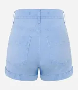 Short de sarga negro con cintura alta, bolsillos delanteros y traseros.