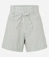 Short de vestir tipo baggy de cintura alta, confeccionado en sarga de algodón con rayas verticales en hilos tintos. Presenta trabillas y lazo ajustable en la cintura.