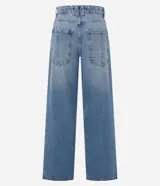 Pantalón skater de tiro bajo confeccionado en jeans con lavado dirty, trabillas anchas en la cintura y bolsillos diferenciados.