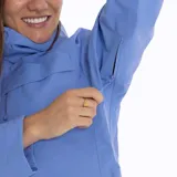 Campera impermeable azul con capucha, cierre frontal con cremallera, bolsillos laterales con cierre y logo de la marca en el pecho.