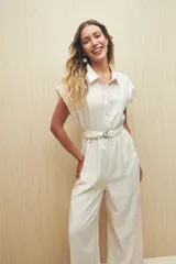 Mono largo color crema, estilo camisero, con botones forrados, cinturón con hebilla y mangas cortas.