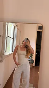 Top ajustado color beige claro, con escote cuadrado y tirantes anchos.