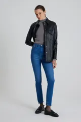 Pantalón skinny de mezclilla en azul celeste, con diseño clásico y ajuste ceñido.