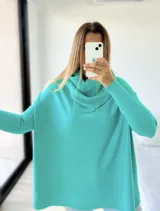 Polerón verde agua de tejido de punto, corte oversize con cuello caído y mangas largas ajustadas.