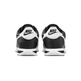 Championes Nike Cortez negros con logo blanco.