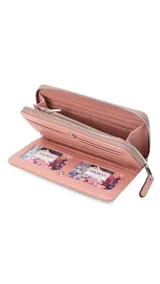 Billetera larga color beige de símil cuero, con cierre perimetral y bolsillo trasero con cierre.