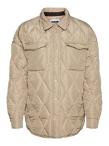 Chaqueta color beige con diseño acolchado de rombos, cuello camisero, cierre frontal con botones a presión, dos bolsillos de parche en el pecho y corte recto.