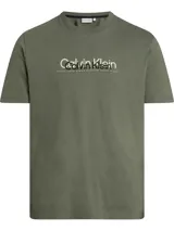 Remera verde militar de manga corta y cuello redondo. Estampado frontal con el logo de Calvin Klein en blanco y negro y la leyenda "Established since nineteen sixty eight".