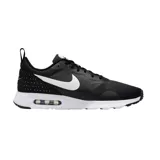 Championes Nike Air Max Tavas negros con detalles en blanco. Capellada de malla y gamuza, entresuela de espuma y suela exterior de goma tipo Waffle.