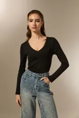 Body negro de poliéster con frunces, cuello en V profundo y manga larga.