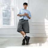 Bermuda de jean negra de corte ancho con terminaciones desflecadas.