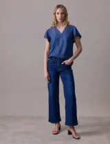 Jean de pierna ancha color azul denim, con pretina con pasadores, botón y cierre. Delantera y trasera con bolsillos.