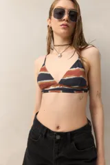 Top de bikini con estampado de rayas horizontales en tonos marrón, negro y blanco.