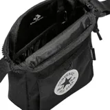 Bandolera negra de poliéster con correa ajustable para colgar al hombro o cruzada. Cuenta con cierre de solapa con hebilla y logo Converse All Star en el frente.