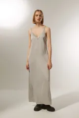 Vestido largo color gris, de breteles finos y escote en V con detalle de encaje.