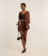 Short de vestir color marrón con cintura alta, trabillas, pliegues delanteros y bolsillos laterales.