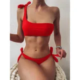 Conjunto de bikini rojo con corpiño de un solo hombro con lazo y bombacha con lazos laterales.