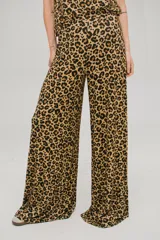 Pantalón de calce holgado con estampado de leopardo.