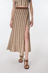 Falda midi de punto color beige con rayas verticales marrones y abertura lateral.