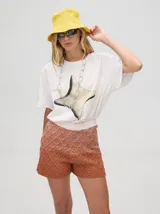 Short tejido a rombos con degradé de celeste a amarillo, calce suelto y pretina elástica combinada.