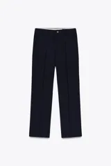 Pantalón de vestir azul marino de lana, con tiro bajo, cintura con trabillas, bolsillos laterales, raya planchada y cierre frontal con cremallera, botón y gancho metálico.