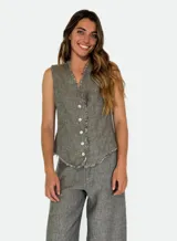 Chaleco beige de lino con escote en V, cierre frontal con botones y terminaciones desflecadas.