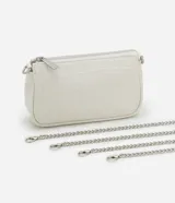 Cartera baguette color blanco con textura croco, asa corta de cadena plateada y cierre de cremallera.