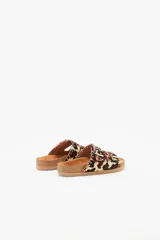 Sandalias de cuero vacuno con estampado animal print, forro de cuero vacuno y suela de caucho. Presentan dos tiras con hebillas ajustables y apliques de tachas metálicas.