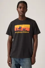Remera negra de corte relajado con estampado rectangular en el pecho que muestra un paisaje del oeste americano con un jinete a caballo y la leyenda "Levi Strauss Overalls".