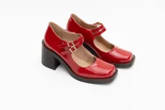 Guillermina de cuero negro con punta cuadrada, taco bloque y correa sobre el empeine con hebilla dorada.