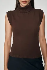 Blusa marrón de tejido de punto con cuello alto y sin mangas.