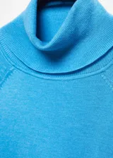 Jersey negro de punto fino con cuello alto, manga larga y terminaciones de canalé.