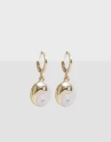 Aros dorados con forma de argolla y dije colgante con diseño de yin yang esmaltado en blanco y dorado.
