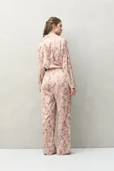 Pantalón de pijama color rosado con estampado floral en blanco, de fit relajado, cintura elastizada y calce fluido.