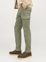 Pantalón cargo color verde oliva con cierre de cremallera y bolsillos laterales.