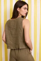 Chaleco verde militar de lino con corte holgado, tiras de ajuste frontales y solapas de bolsillo en los laterales.