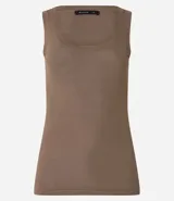 Musculosa verde oliva de punto texturizado, con breteles anchos y cuello redondo.