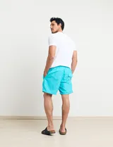 Short de baño verde con cintura elástica ajustable con cordón.