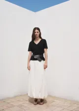 Camiseta de manga corta, cuello de pico y diseño recto, confeccionada en algodón orgánico.