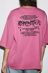 Camiseta rosa de algodón con efecto lavado, cuello redondo y manga corta. Estampado frontal con el texto "GAGA" en color negro.