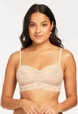 Bralette color beige de encaje floral, sin aro ni relleno, con forro interno de microtul elastizado, breteles regulables y cierre trasero de tres posiciones.