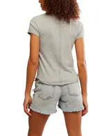 Camiseta ajustada (baby tee) color beige topo, de manga corta y cuello redondo.