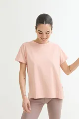 Remera negra de algodón, de corte recto y cuello redondo.