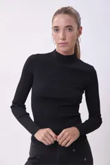 Blusa tejida negra de cuello alto y manga larga.