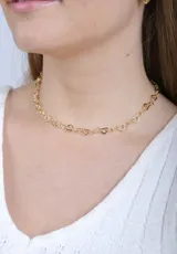 Gargantilla dorada con eslabones en forma de corazón.