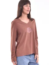 Remera color tostado de manga larga con cuello redondo y estampado de un águila y la palabra 'Merica.
